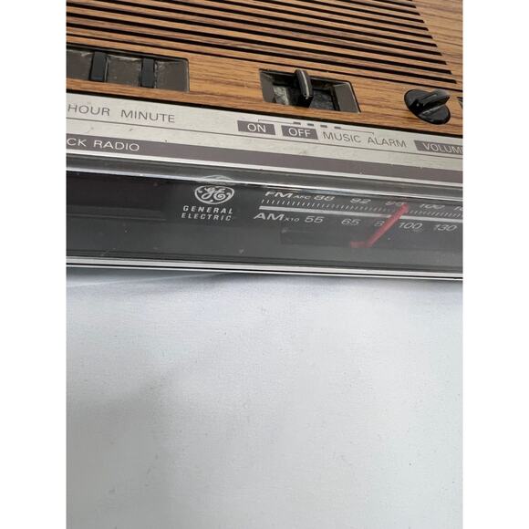 General Electric GE Digital FM/AM Clock Radio w/Alarm Model 7-4624 Tested - Picture 3 of 10